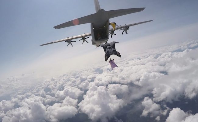wingsuit-saut-parachute-risque-lancer-altitude