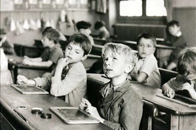 ecolier-ecole-ancien-pupitre