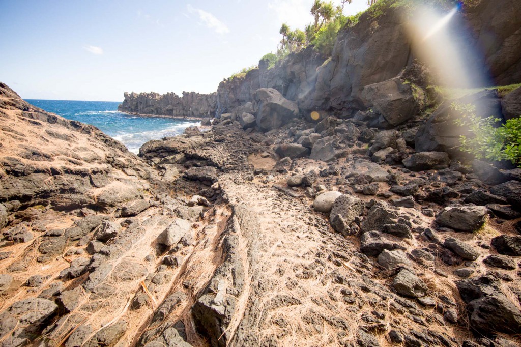 Au Cap Méchand au sud de l'Ile, on peut observer de près les traces des éruptions volcaniques et coulées de lave du passé.