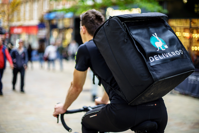 Livraisons de repas: Uber s'intéresse à Deliveroo