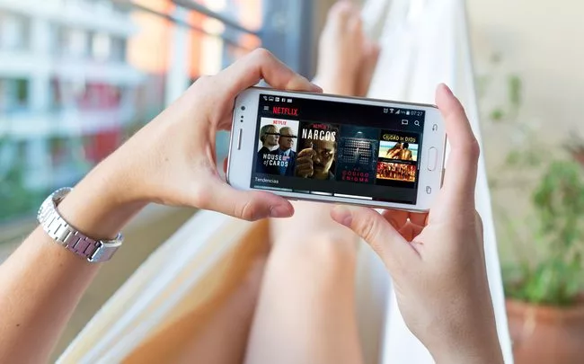 Résultat de recherche d'images pour "netflix portable"