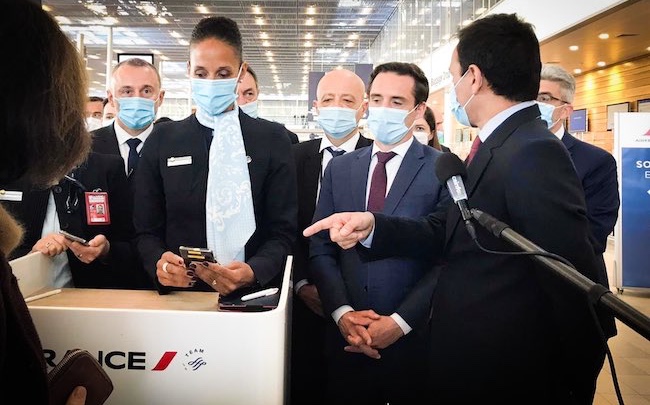 Covid-19: à l'aéroport d'Orly, la France expérimente un ...